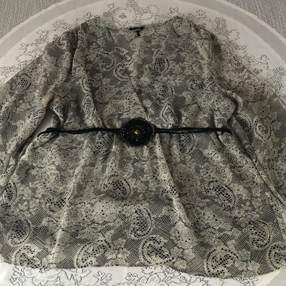 Women's b. Street Lacey Print Top with Deep V and Beaded Tie at the Waist. Large - Picture 11 of 11